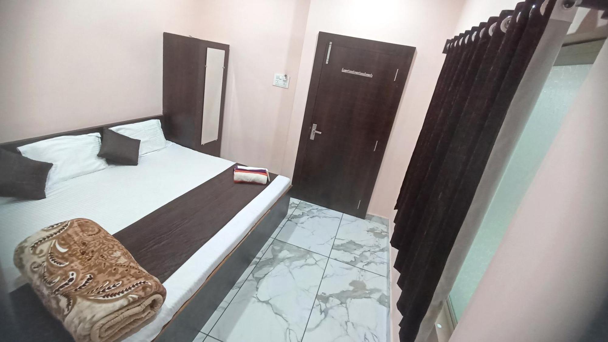 Hotel Shree Krishna Palace Удджайн Экстерьер фото