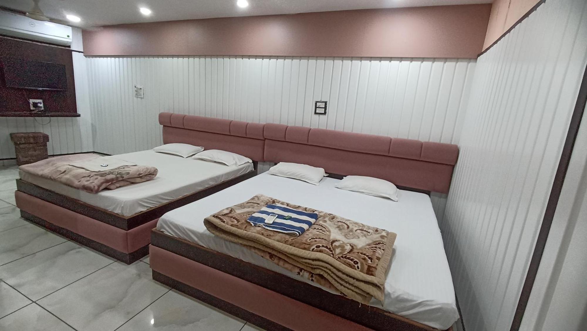 Hotel Shree Krishna Palace Удджайн Экстерьер фото