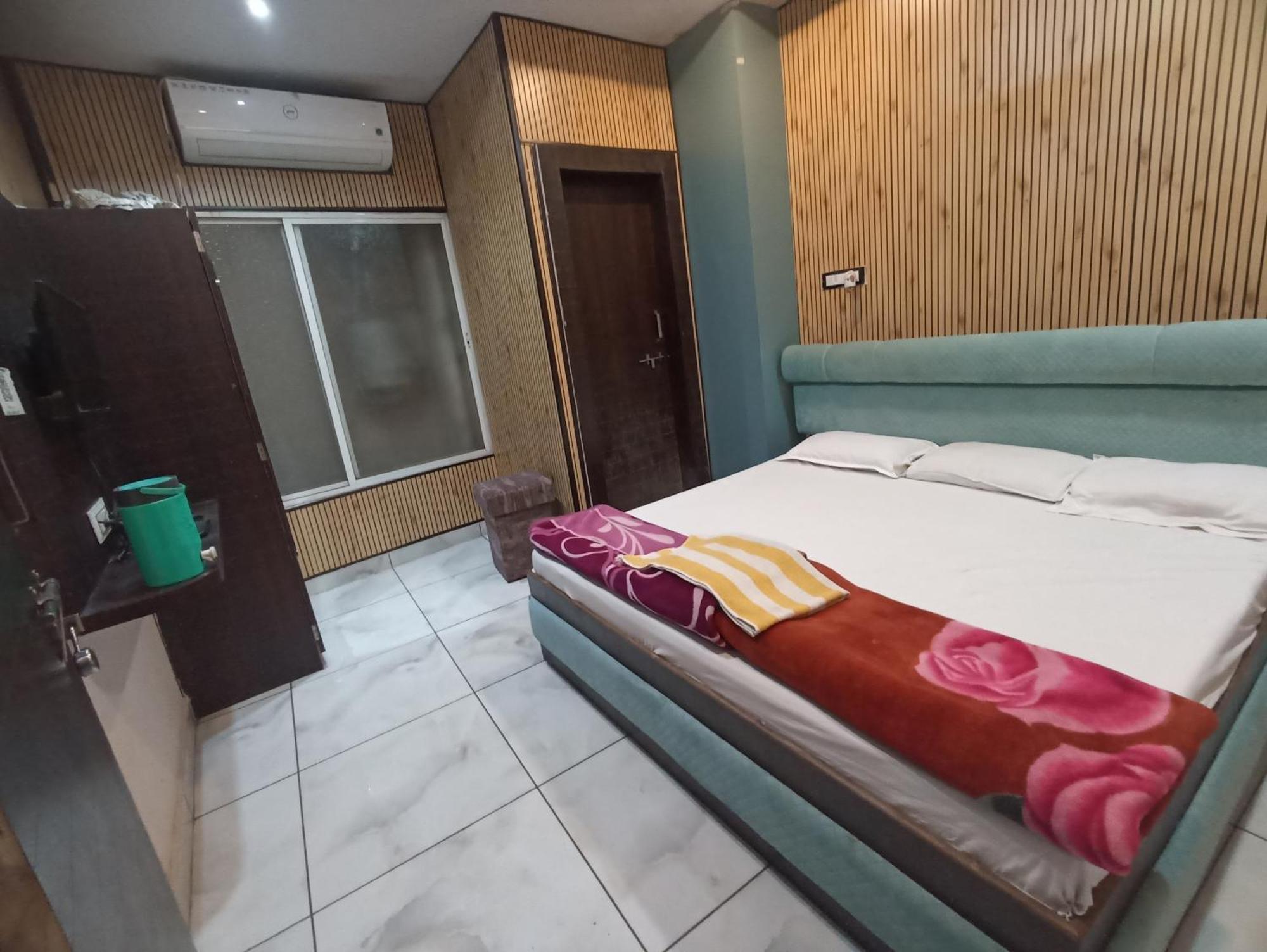 Hotel Shree Krishna Palace Удджайн Экстерьер фото